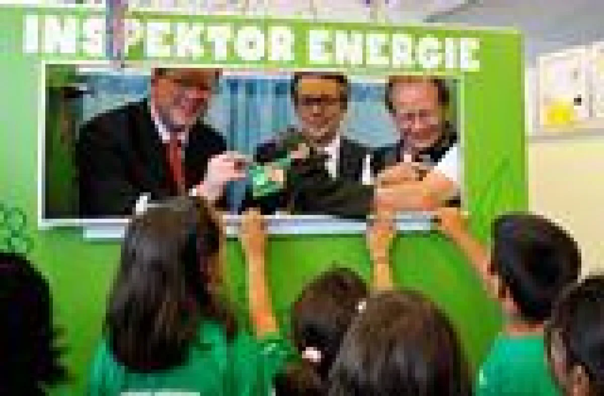 ?Hier gehören sie rein!? Umweltminister Dr. Marcel Huber, Georgios Chryssos und Inspektor Energie