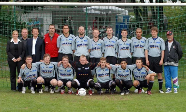 Bild: Park Inn Kamen/Unna unterstützt A-Mannschaft des „Kamener SC“ mit neuen Trikots