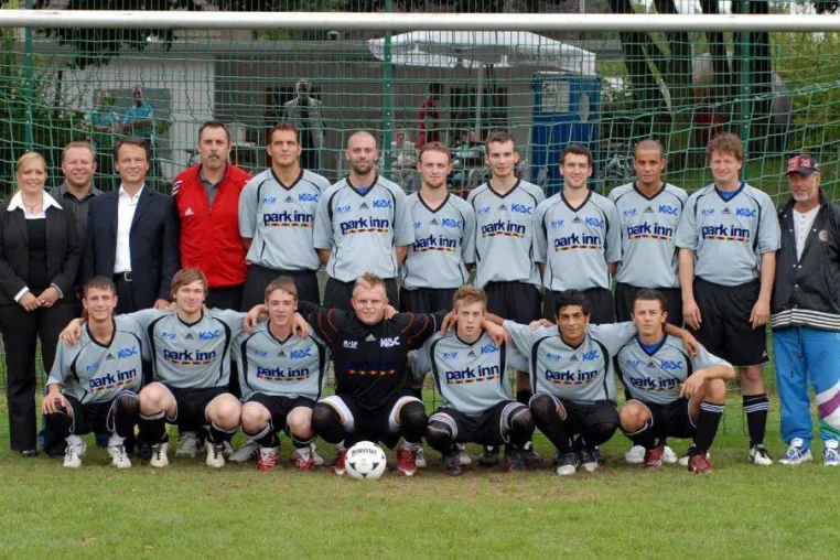 Bild: Park Inn Kamen/Unna unterstützt A-Mannschaft des „Kamener SC“ mit neuen Trikots