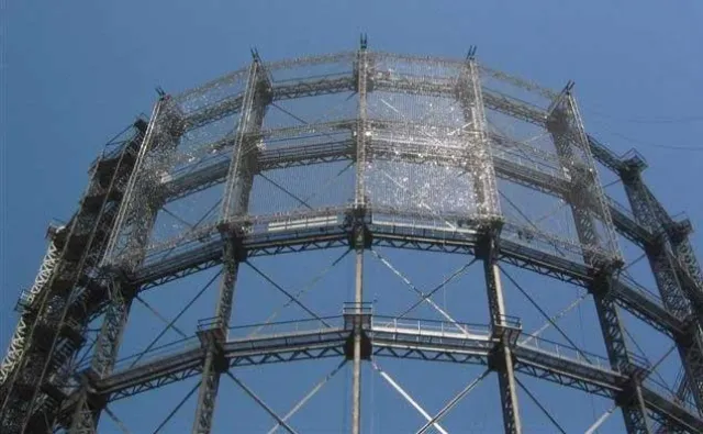 Bild: Hessische Firma satis&fy AG Deutschland installiert Europas größten LED-Nightscreen am Gasometer in Berlin