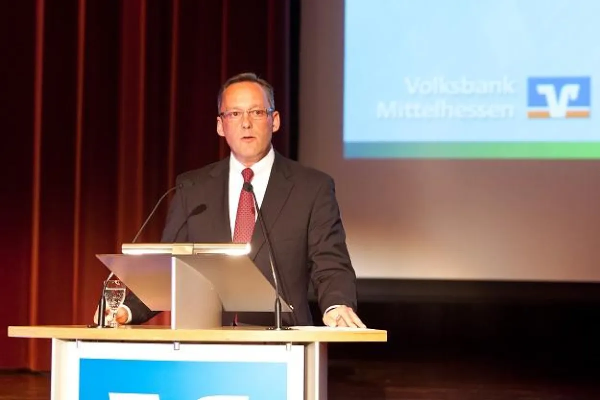 Vorstandssprecher Dr. Peter Hanker präsentiert die Zahlen 2011