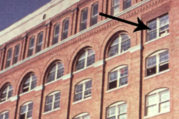 Ein Fenster für über 1 Million Dollar - Beweisstück zum Kennedy-Attentat wird versteigert Bild: Ein Fenster für über 1 Million Dollar - Beweisstück zum Kennedy-Attentat wird versteigert