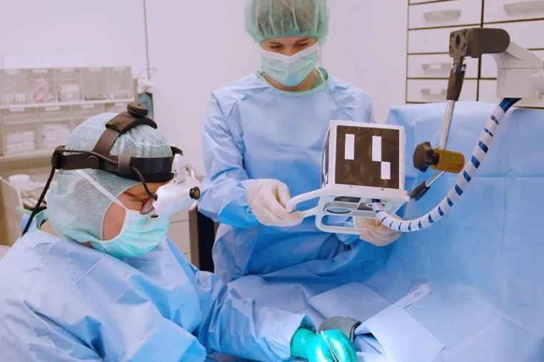 Bild: AR-Brille unterstützt Arzt bei Tumoroperationen