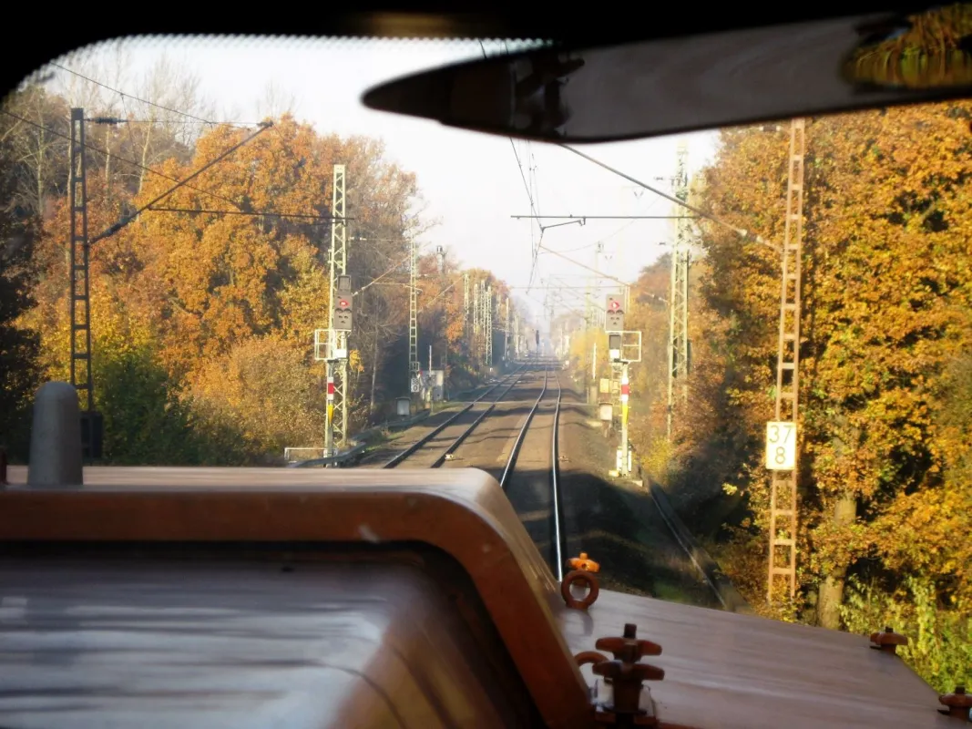 Kontrolle über 1200 PS: als Fahrer einer Güterzuglok (Foto: ZUGhören) (© ZUGhören)