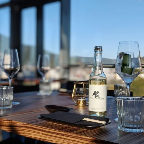 Pfalzwasser – stilvoll – alkoholfrei Bild: Pfalzwasser – stilvoll – alkoholfrei