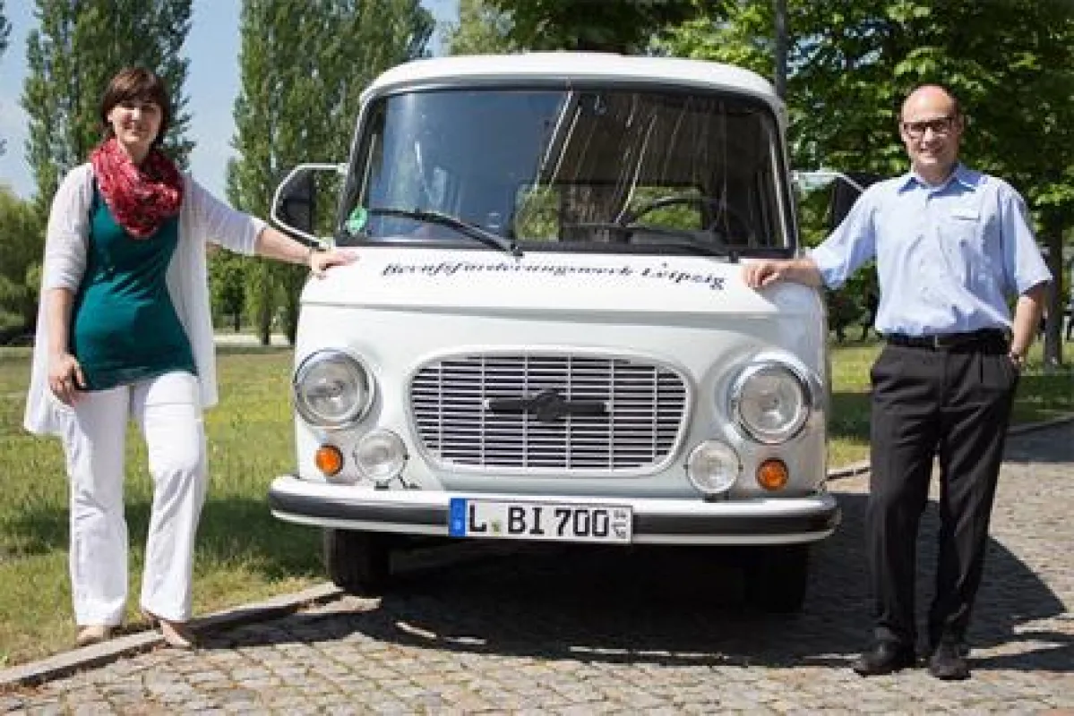 Der weiße BARKAS ist als Infomobil des BFW Leipzig in Sachen Beratung zur beruflichen Rehabilitation