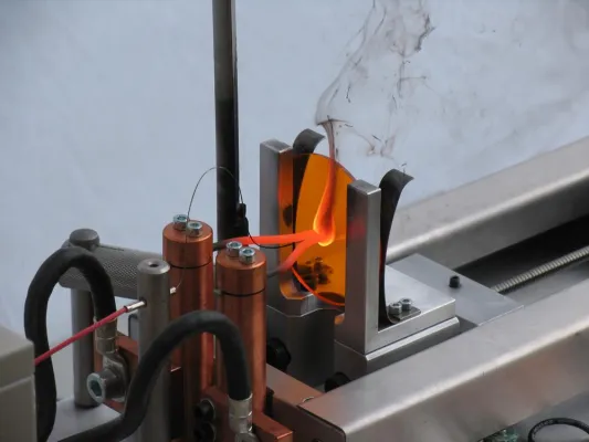 Bild: Glühdraht-Prüfung: Prüfung des Flammverhaltens von Kunststoffen und Bauteilen