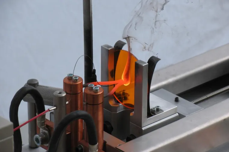 Bild: Glühdraht-Prüfung: Prüfung des Flammverhaltens von Kunststoffen und Bauteilen