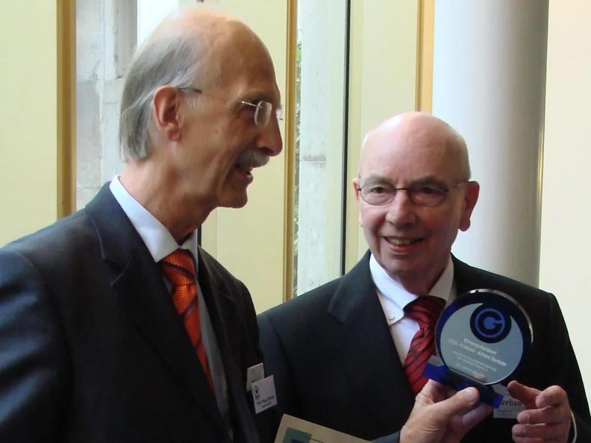 Präsident Klaus Rompe ernennt Alfred Zerban zum Ehrenpräsidenten der GUVU. (Foto: GUVU)