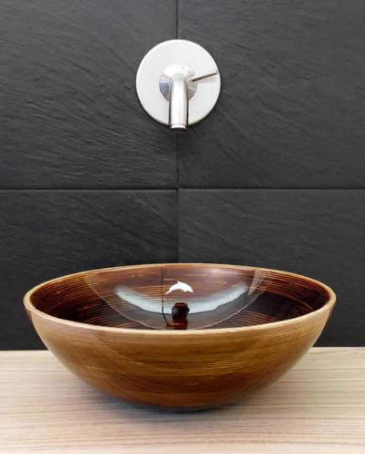 Holzwaschbecken mit hochglänzendem Speziallack beschichtet