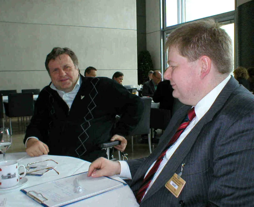 Dr. Klaus Michael Alenfelder (re.) im Gespräch mit Dr. Ilja Seifert, MdB, Behindertenpolitischer Sprecher