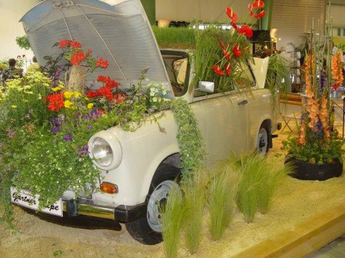 Ein Flower-Power Trabbi steht im Mittelpunkt der Hallenschau.