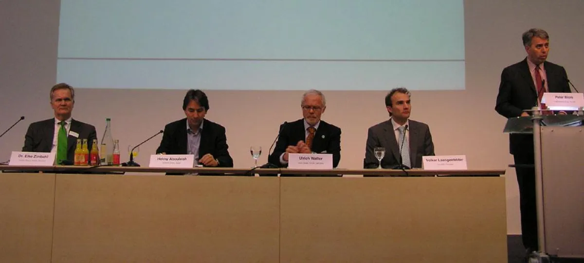 Eike Zimbehl, Triodos Finanz GmbH, Helmy Abouleish, SEKEM Group, Ulrich Walter, Ulrich Walter GmbH, Volker Laengenfelder, Journalist und Moderator, und Peter Blom, Triodos Bank, diskutieren zum Thema