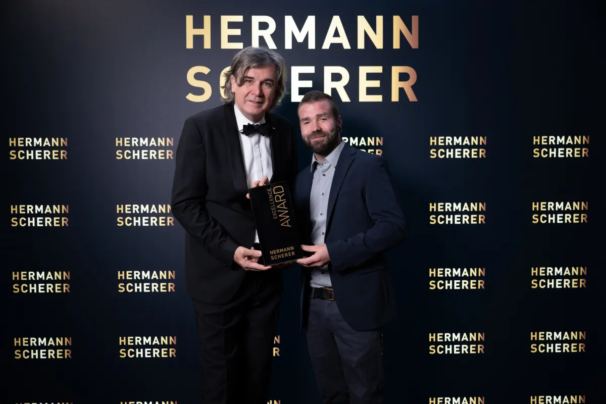 Jason Schick (rechts) vom Top Speaker und Autor  Hermann Scherer mit Excellence Award ausgezeichnet (© Rechtefrei        Foto: Justin Bockey)