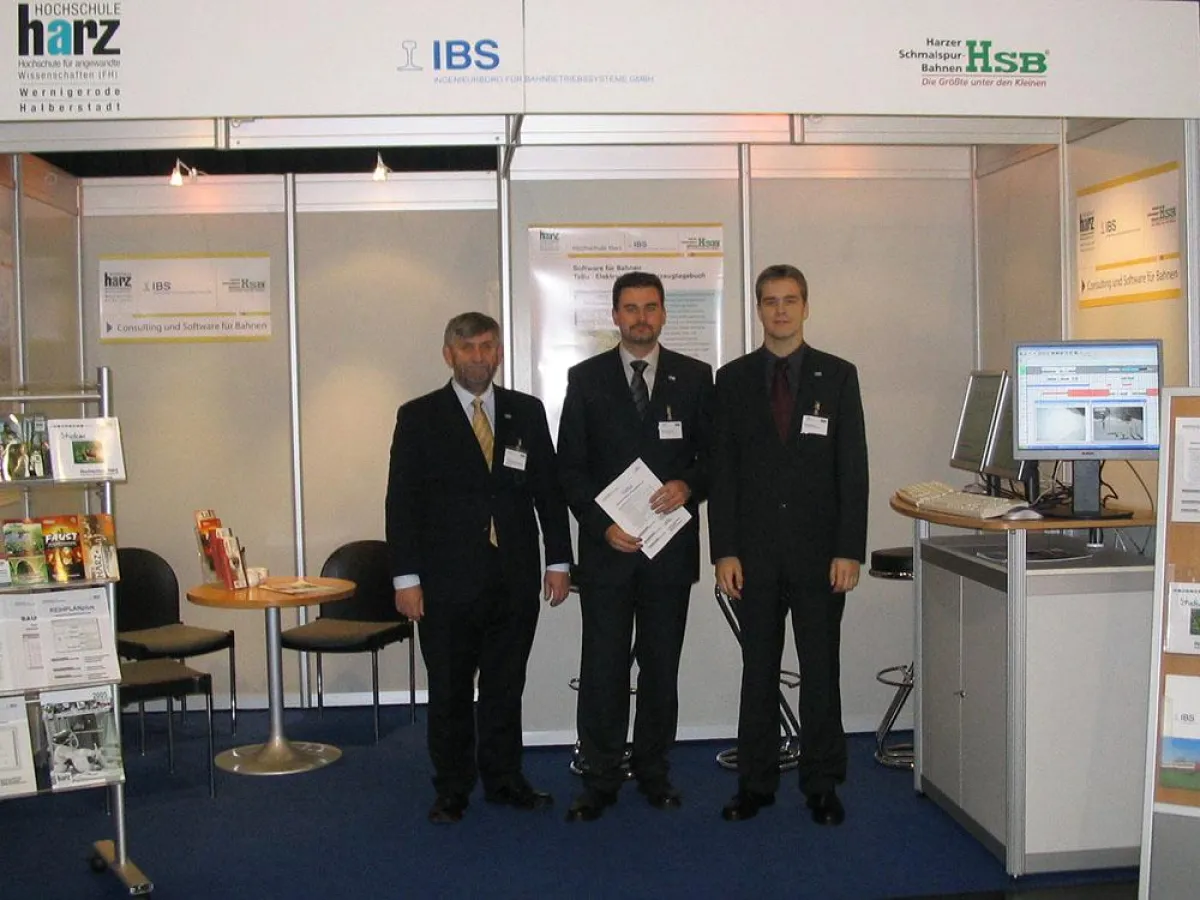 Dekan Prof. Dr. Bernhard Zimmermann präsentierte zusammen mit den beiden Studierenden Ronny Thomas und David Borns vom Studiengang Kommunikationsinformatik das Forschungsprojekt TaBu auf der Fachmesse