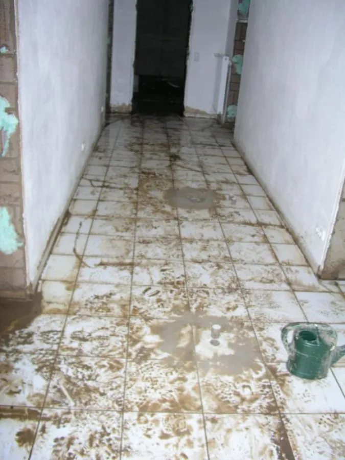 Schmutz und Feuchtigkeit bleiben in der Dämmschicht