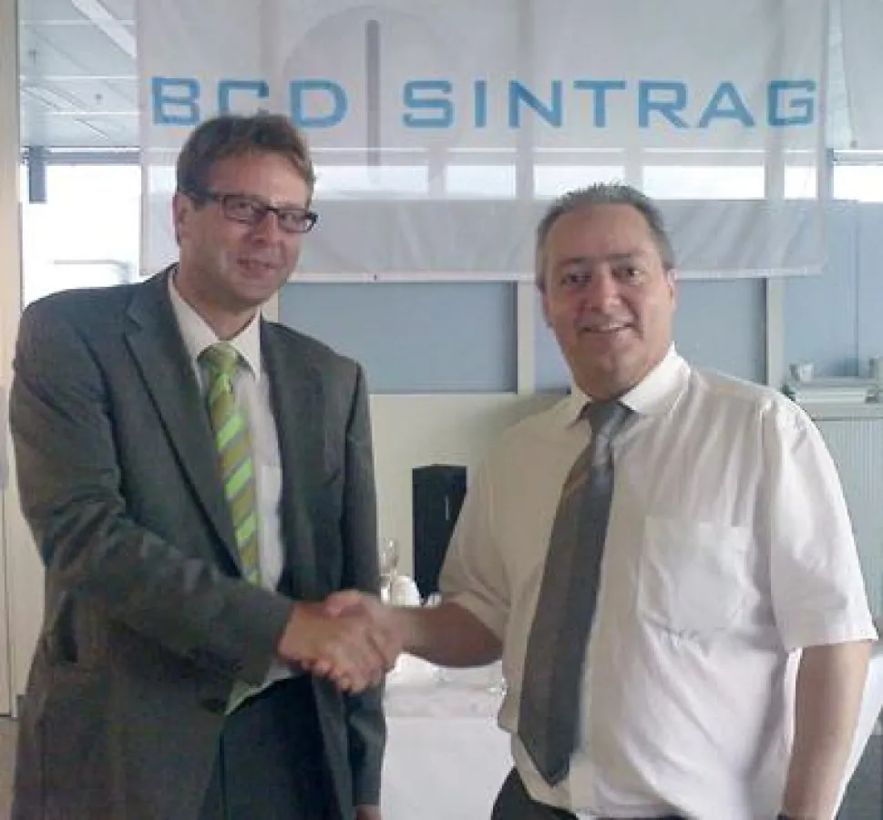 Herbert Schwerzmann, CEO von BCD-SINTRAG AG (links), und Siegfried Bernath, Director Sales Switzerland / Austria  von visionapp, besiegeln die Partnerschaft. Foto: visionapp