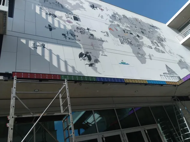 Bild: Kunst am Bau mit moderner LED-Anzeige in München