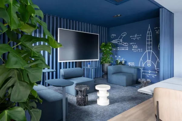 Bild: Das Designstudio kplus konzept erhält die Auszeichnung als ‚Best Workspace' für das ‚Manke Kompetenzzentrum'