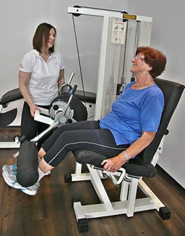 Beate Hawryluk (l.) erklärt Hildegard Blick das nächste Trainingsgerät. Quelle: Holger Bernert