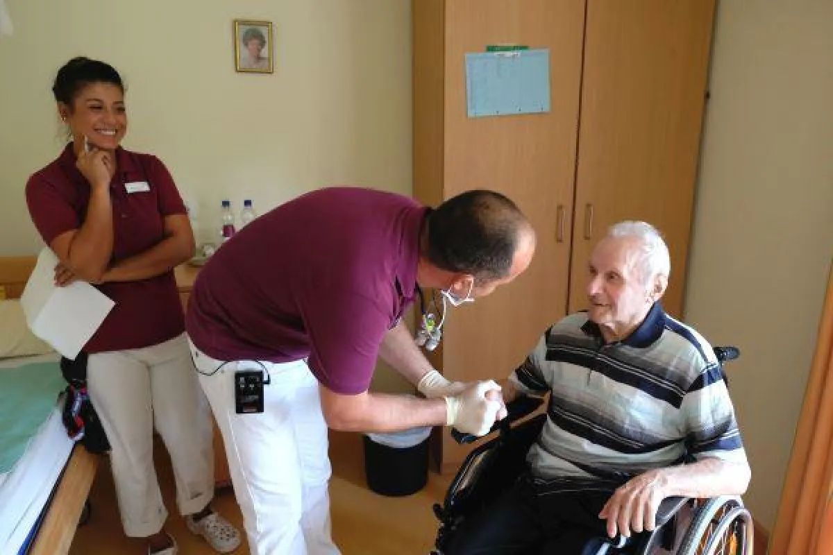 Dr. Danijel Bago hat für jeden Patienten ein freundliches Wort übrig