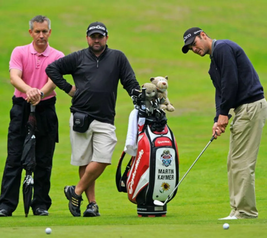 (Bildquelle: zimbio Pictures,2011) Bildtext: Rolf Klöttschen (li.) verfolgt den Bewegungsablauf des Golfschwungs aus funktionell a
