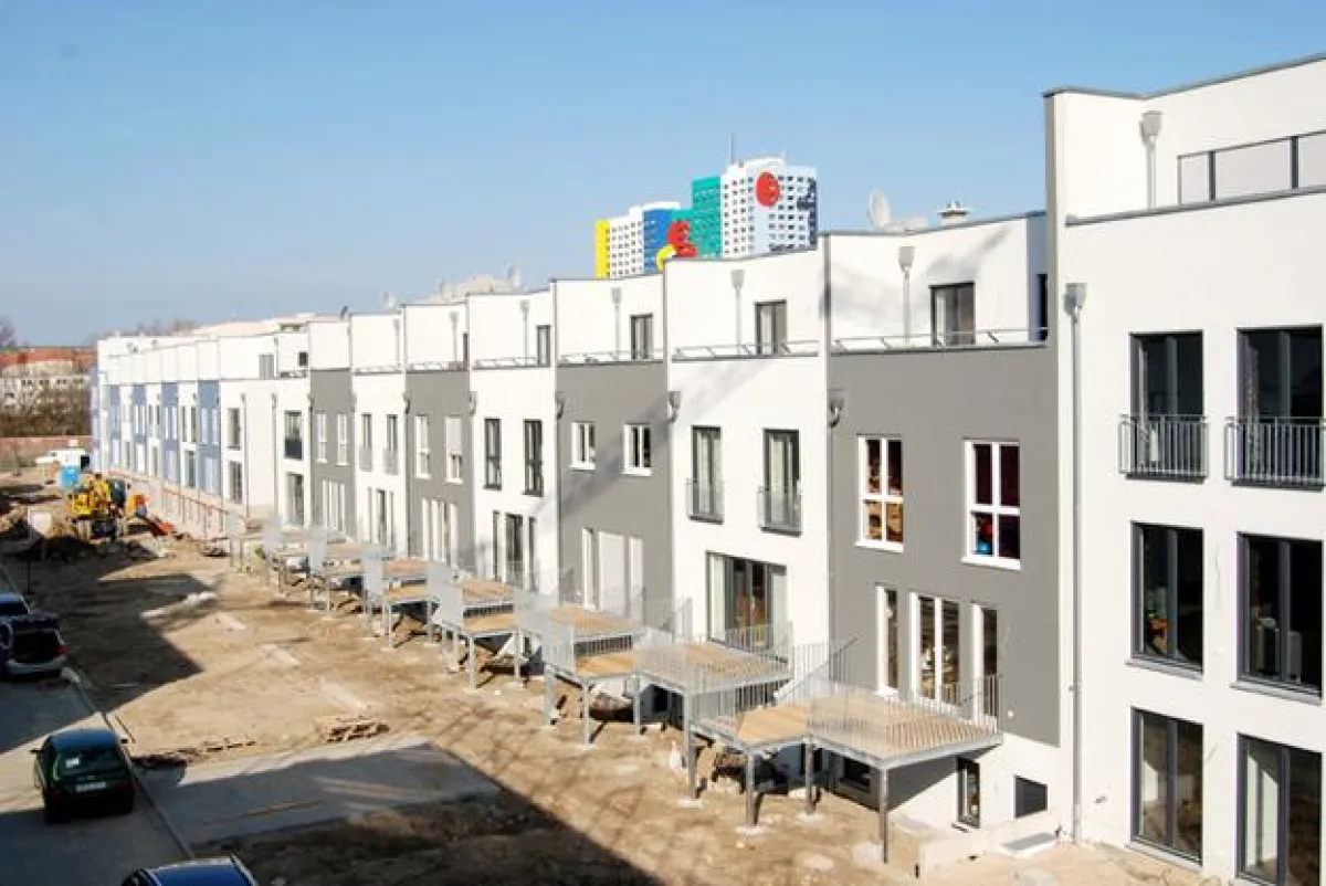 Großbaustelle Berlin: Moderne regenerativ beheizte Townhäuser heiß begehrt