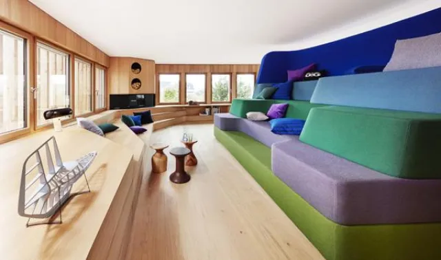 Bild: Die Media-Koje – die wohl größte Couch der Welt im Designhaus „Haussicht“