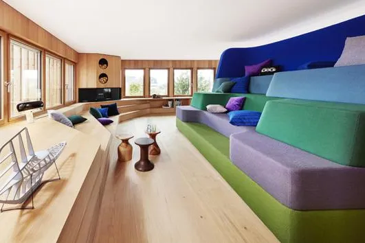 Bild: Die Media-Koje – die wohl größte Couch der Welt im Designhaus „Haussicht“