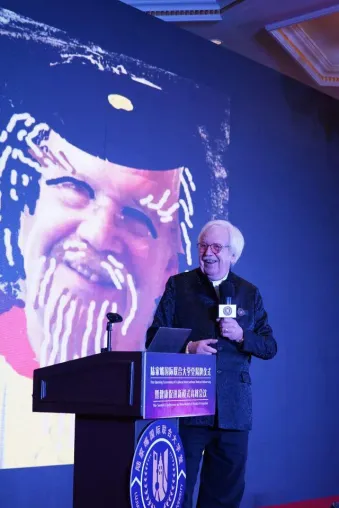 Bild: Karl-Heinz Röber in China zum Professor ernannt