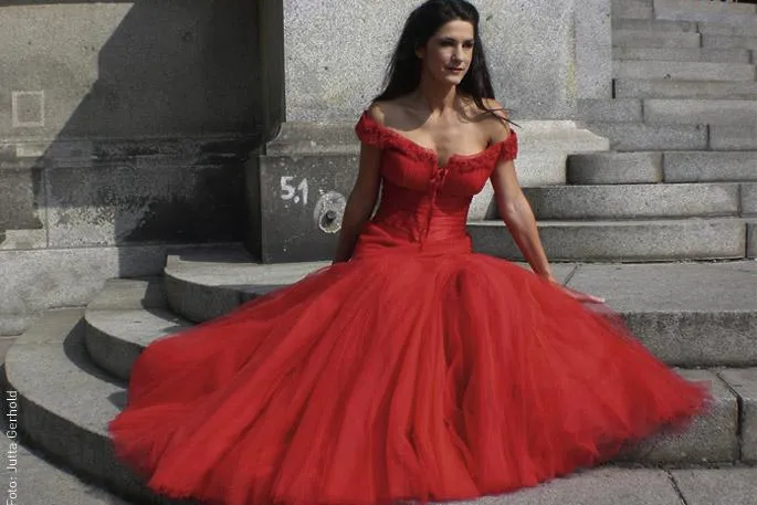 Bild: Das Buhlschafts-Kleid von Mariella Ahrens geht an Playboy Rolf Eden