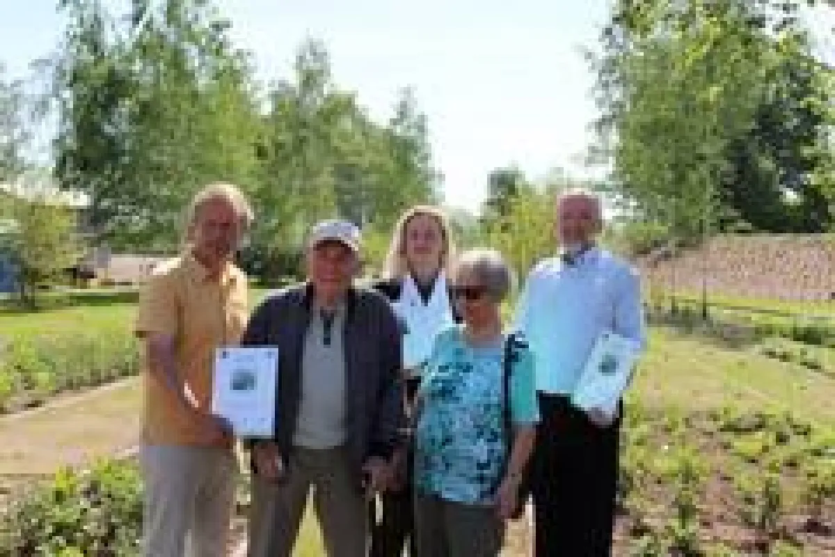 Bernd Birkigt (Geschäftsführer Landesgartenschau Oelsnitz/Erzgeb. gGmbH) mit den Baumstiftern Gottfr