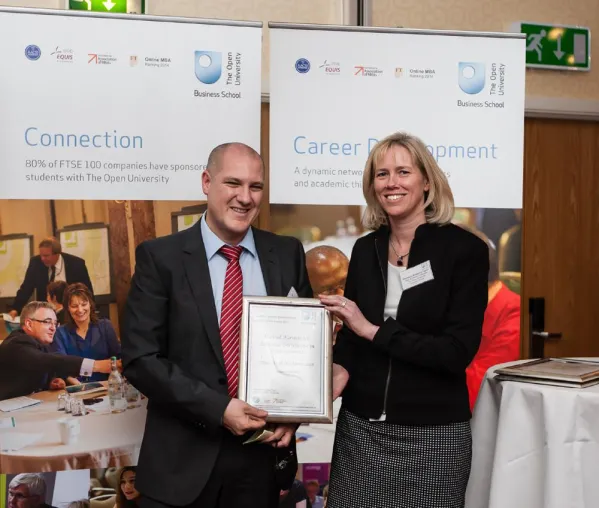 Bild: Open University Business School zeichnet Finanzchef von Lindauer Dornier aus