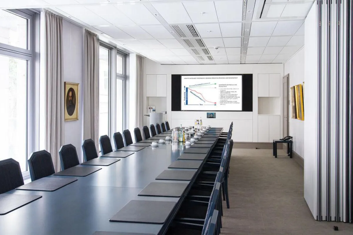 Der technisch neu ausgestattete Konferenzraum in der Beletage des Bankhauses Metzler. Foto: macom