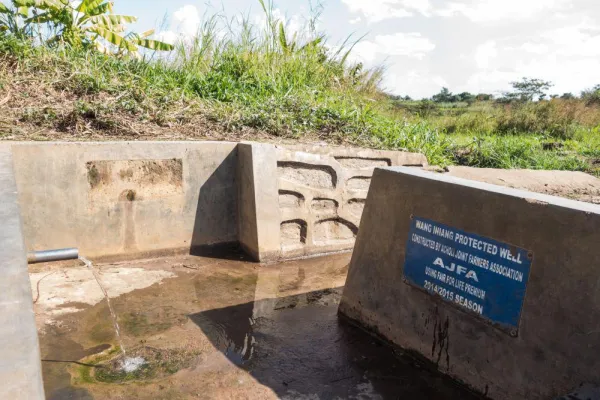 Sauberes Wasser dank Fairtrade: Ugandische Bauern investieren in ihre Zukunft Bild: Sauberes Wasser dank Fairtrade: Ugandische Bauern investieren in ihre Zukunft
