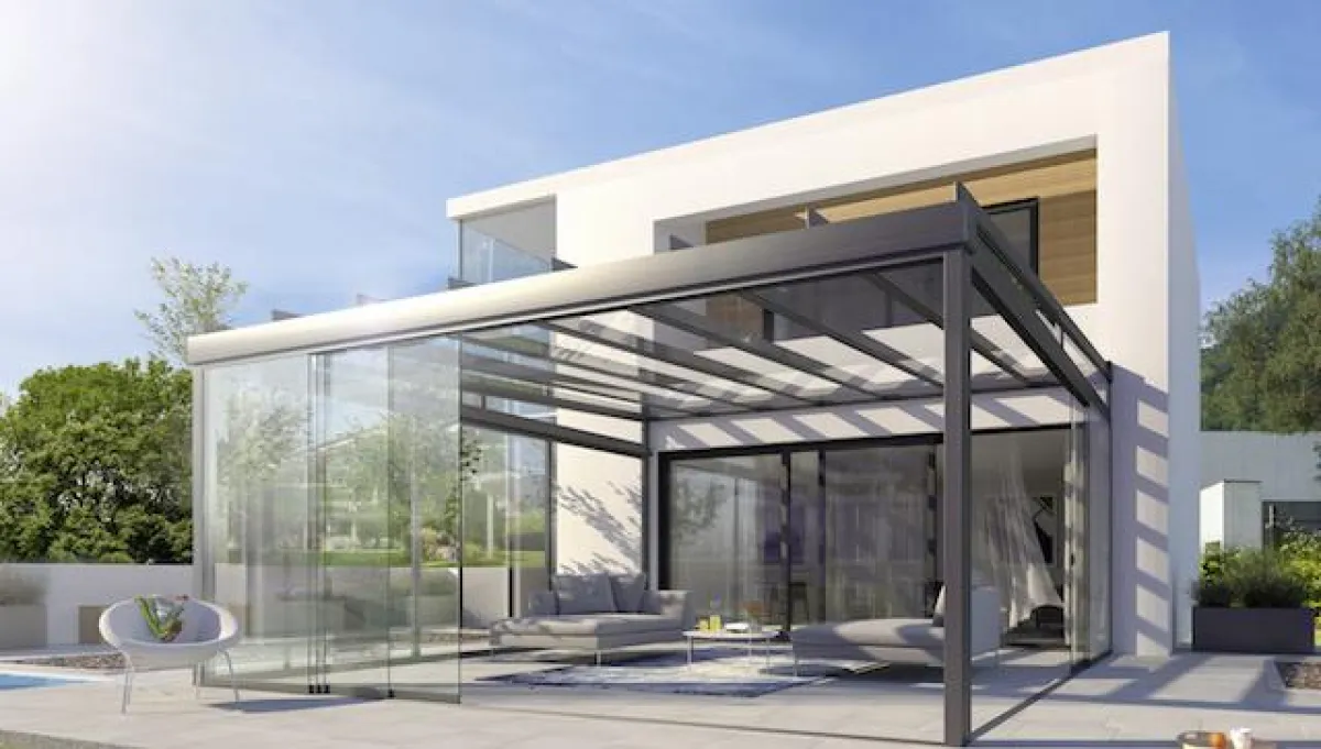 Das AREA Terrassenglassystem wird höchsten Ansprüchen gerecht. Es bietet geschützten Platz in Sonne.