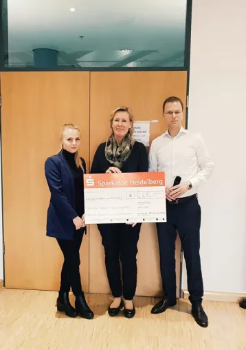 Weihnachtstombola: FALK und MELCHERS spenden 3.000 Euro für Deutsche Leukämie-Forschungshilfe Bild: Weihnachtstombola: FALK und MELCHERS spenden 3.000 Euro für Deutsche Leukämie-Forschungshilfe