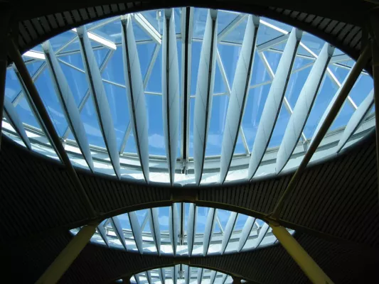 Sonnensegel taucht Räume in gleichmäßiges Licht Bild: Sonnensegel taucht Räume in gleichmäßiges Licht