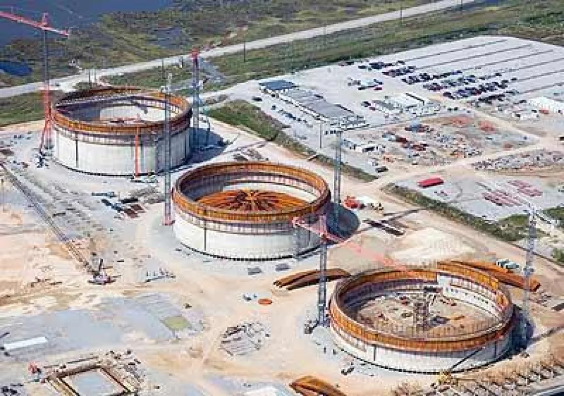 Mit PERI Know-how entstehen im amerikanischen Bundesstaat Louisiana gleich drei riesige Flüssiggastanks auf einmal. Jedes der Bauwerke weist 80 m Durchmesser und nach Fertigstellung eine Wandhöhe von
