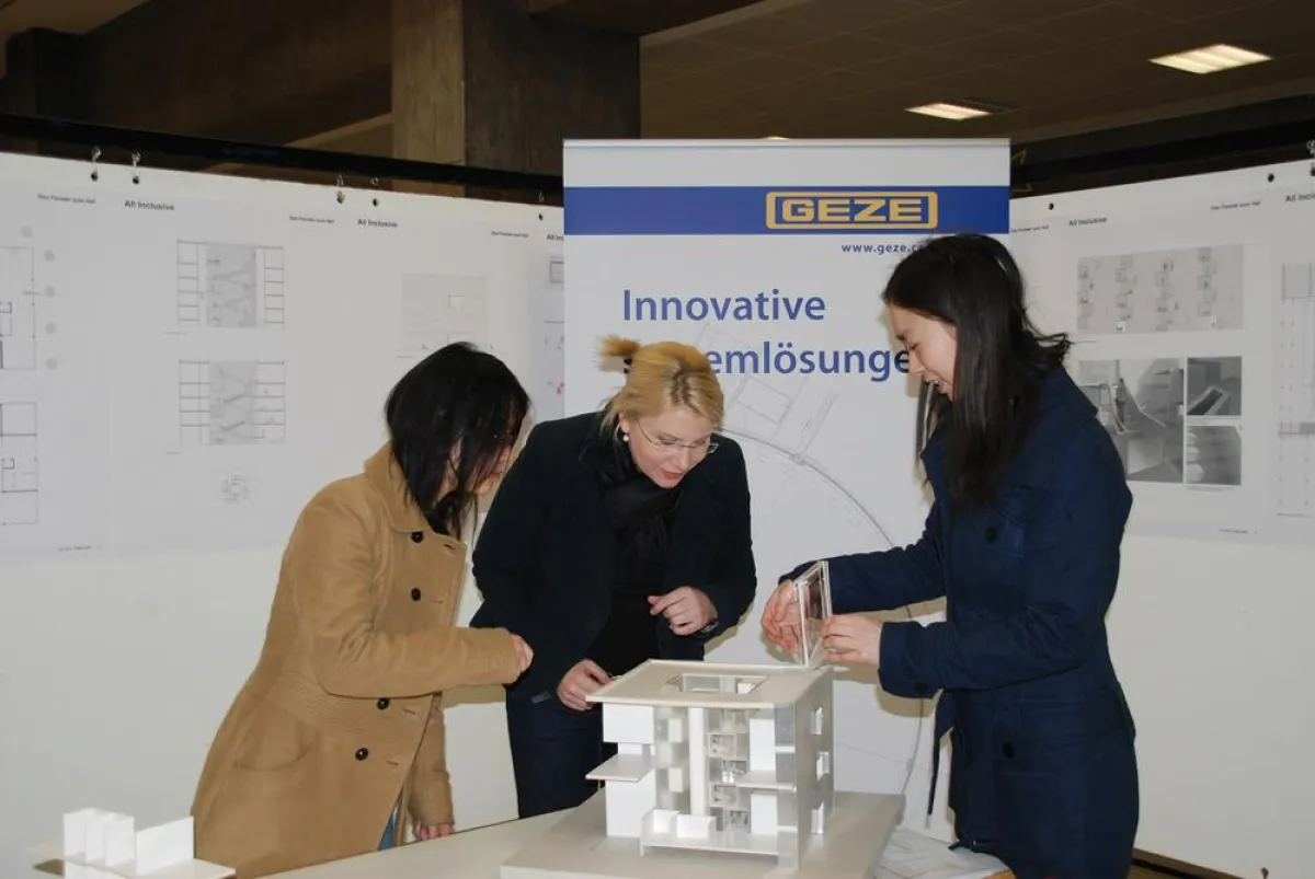 Die Gewinnerinnen des 1. GEZE Preises stellen Andrea A. Alber, Leitung Marketing, GEZE GmbH ihren Gewinner-Entwurf vor.