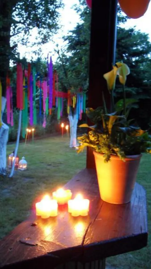 Blüten-Kerzen mit dem RAL-Gütezeichen für laue Sommerabende. Fotovermerk: Gütegemeinschaft Kerzen