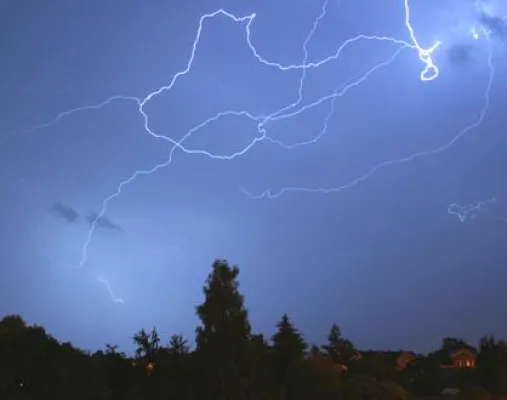 Einschlag im Festplattensektor - 10 Kroll Ontrack-Praxistipps zum Schutz vor Sommergewitter-PC-Ausfällen Bild: Einschlag im Festplattensektor - 10 Kroll Ontrack-Praxistipps zum Schutz vor Sommergewitter-PC-Ausfällen