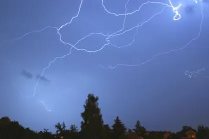 Einschlag im Festplattensektor - 10 Kroll Ontrack-Praxistipps zum Schutz vor Sommergewitter-PC-Ausfällen Bild: Einschlag im Festplattensektor - 10 Kroll Ontrack-Praxistipps zum Schutz vor Sommergewitter-PC-Ausfällen