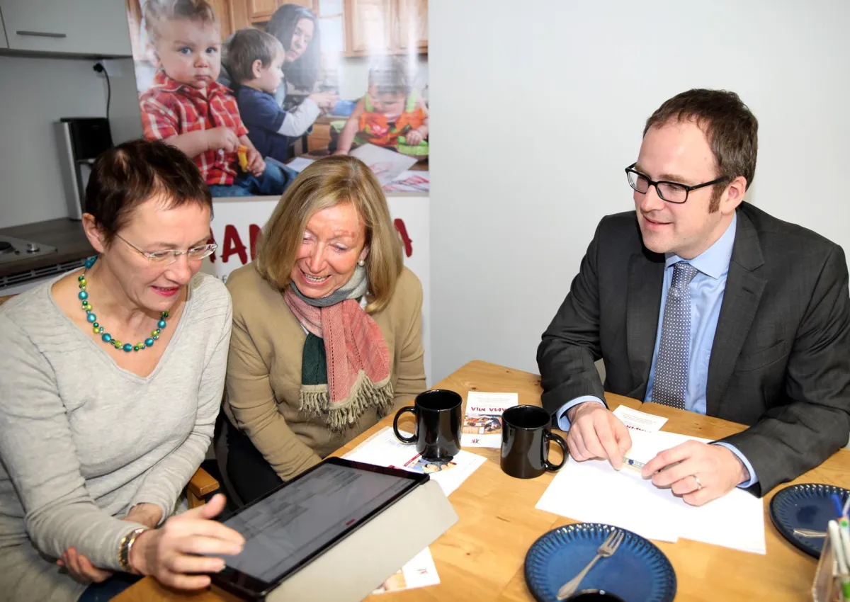 (Foto: HJKrieg, Erlangen): Sozial-Bürgermeisterin Preuß, Ute Hischfelder und Oberbürgermeister Janik