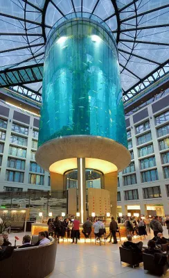 Bild: Radisson Blu Hotel, Berlin mit dem World Travel Award als Germany´s Leading Business Hotel 2012 ausgezeichnet