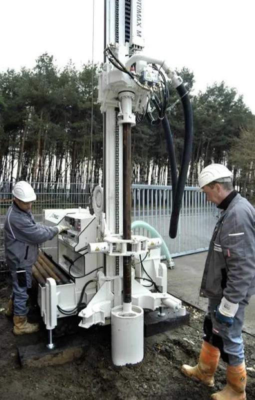Zur Nutzung der im Erdreich gespeicherten Sonnenenergie werden spezielle Sonden durch Bohrung gesetzt. Die oberflächenahe Geothermie kann technisch sehr wirkungsvoll durch die Wärmepumpe genutzt werde