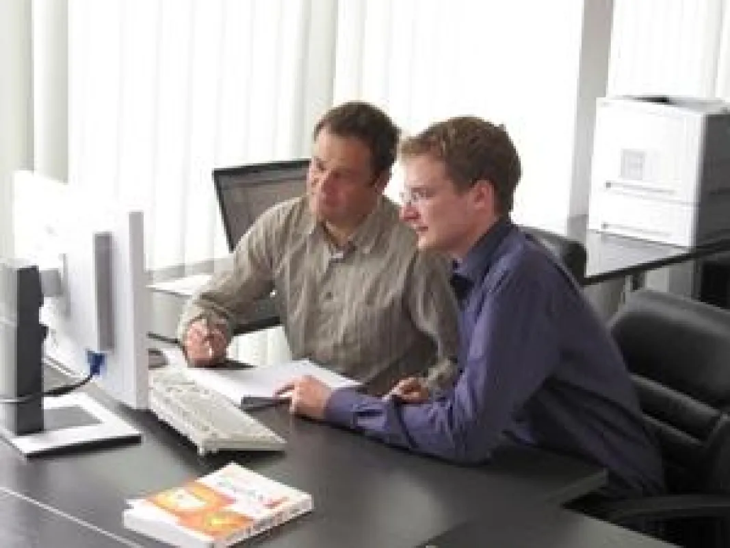 Christian Schmitt betreut Lutz Garschke, IT-Lehrer der Theodor-Goldschmidt-Realschule