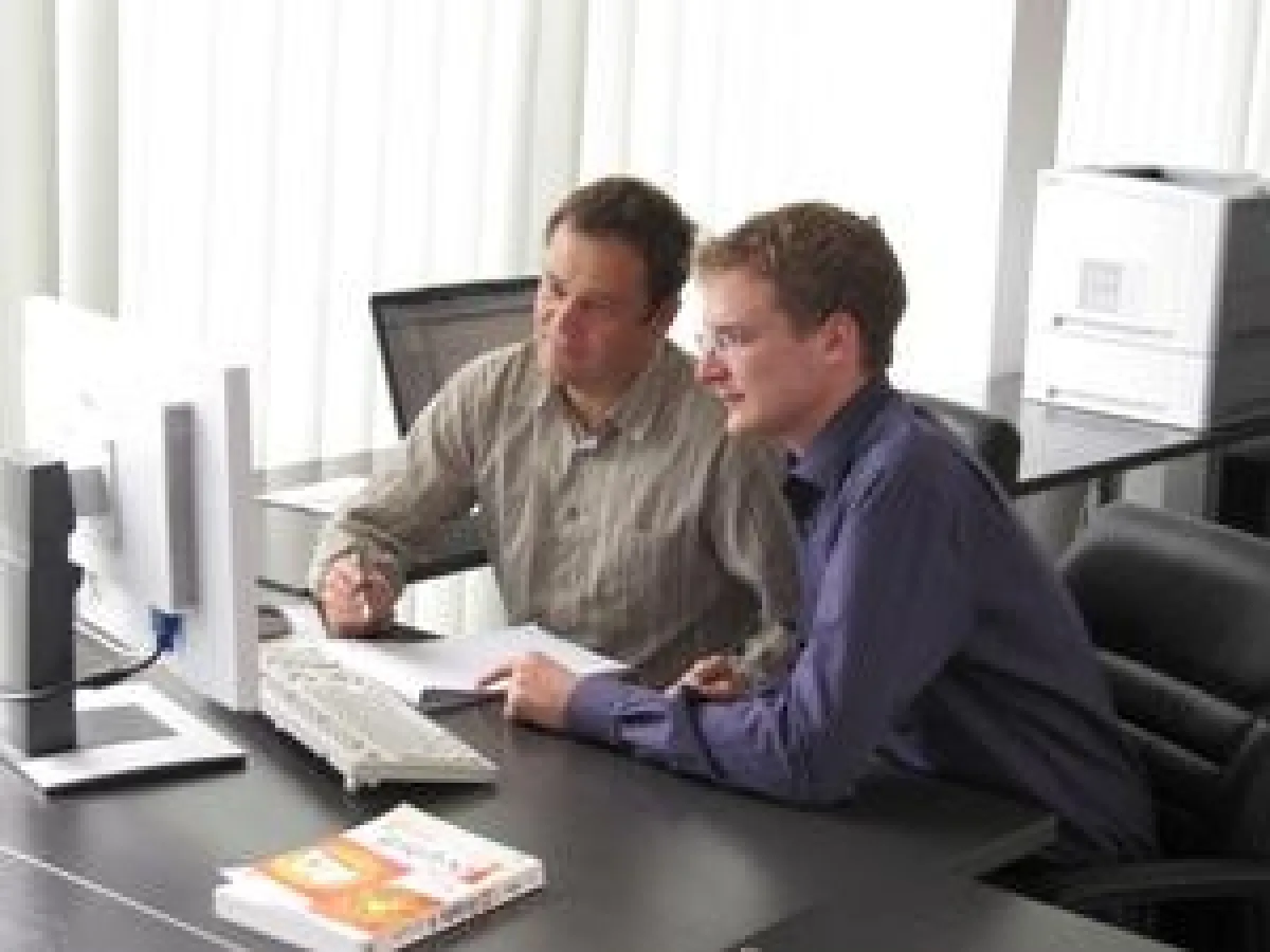 Christian Schmitt betreut Lutz Garschke, IT-Lehrer der Theodor-Goldschmidt-Realschule