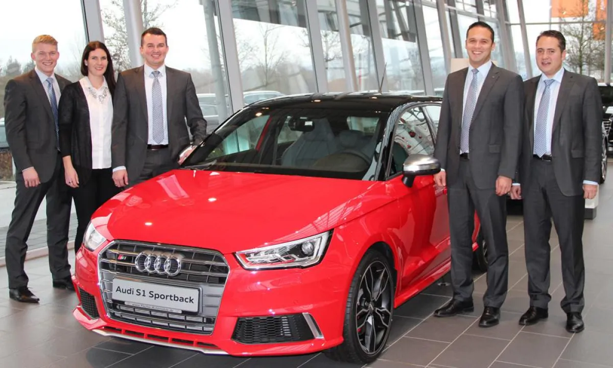 Das Audi Verkaufsteam von Fischer Automobile ist stolz auf seine Leistung.