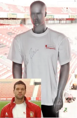 Bild: Versteigerung zu Gunsten der Stiftung Deutsche Schlaganfall-Hilfe: Handsigniertes T-Shirt von Michael Ballack